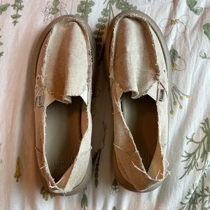 Sanuk Womens slip on shoes